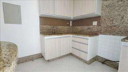 Cozinha com armários sob e sobre bancada