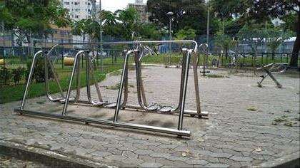 Praça com academia, quadras tênis e futebol
