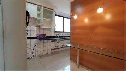 Cozinha ampla e iluminada