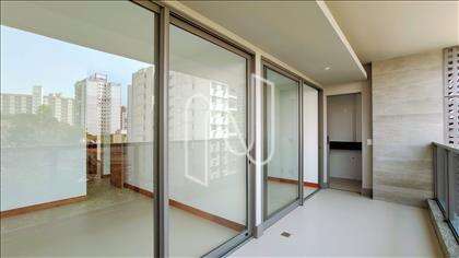 Portas da sala e suíte em lâmina de vidro
