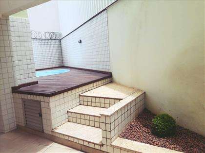 Área de lazer com piscina