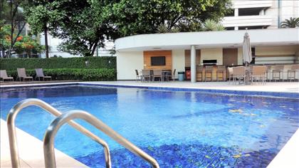Vista da piscina e da churrasqueira.