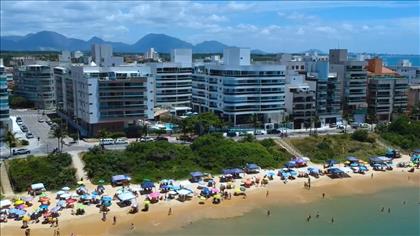 Na Praia de Peracanga, na quadra do mar