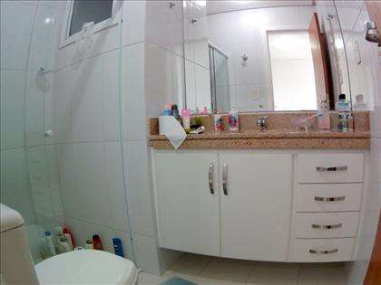 Banheiro da suíte com armários