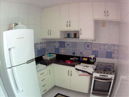 Cozinha com armários sob e sotre bancada