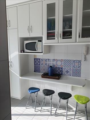Cozinha com armários sobre e sob bancada