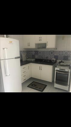 Cozinha com armários sobre e sob bancada