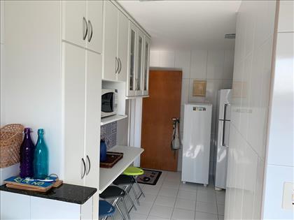Cozinha com armários sobre e sob bancada