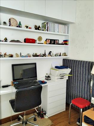 Detalhe da bancada de estudos da suíte