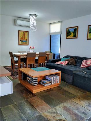 Espaçosa sala de estar/jantar