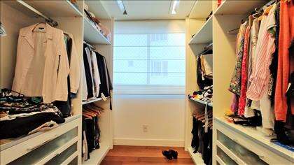 Suíte master: closet espaçoso