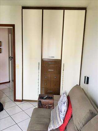 Quarto de solteiro com armários