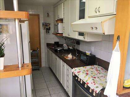 Cozinha com armários sob e sobre bancada
