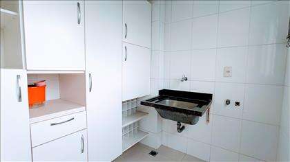 Área serviço visualmente isolada da cozinha
