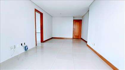 Sala ampla, iluminada, porcelanato