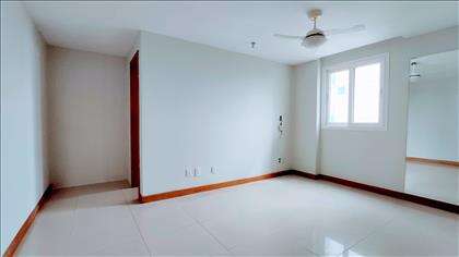 Suíte ampla, iluminada, piso porcelanato