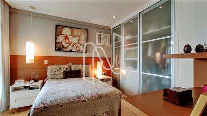 Quarto casal com armários