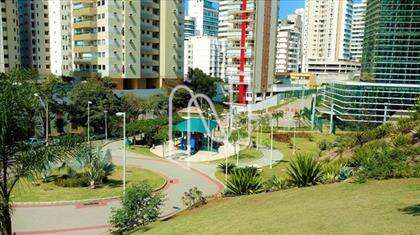 À 100 metros do Parque Manolo Cabral