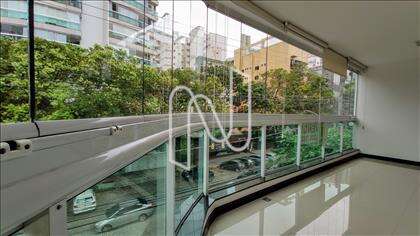 Varanda com fechamento e cortinas rolon
