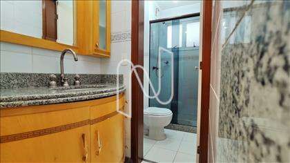 Banheiro social com lavabo externo.