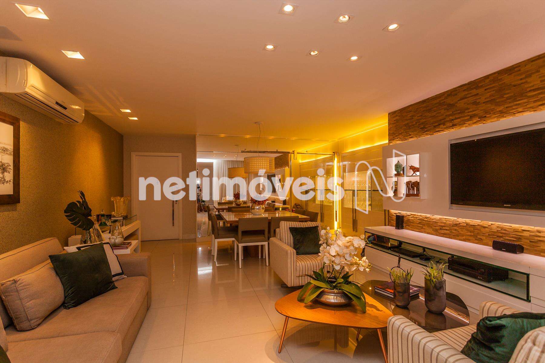 Sala com painel em madeira e laca