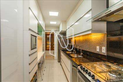 Cozinha decorada com granito preto
