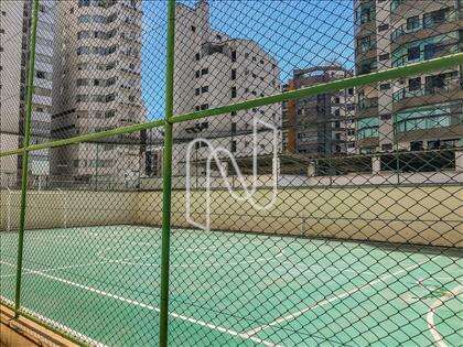 Quadra poliesportiva com arquibancada e tela