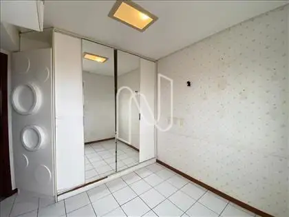 QUARTO COM ARMÁRIOS