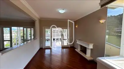 SALA DE TV COM LAREIRA