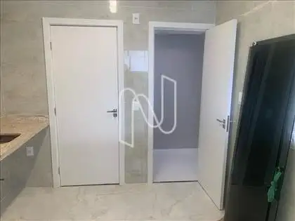 Vista da Porta de Serviço e Espaço da Cozinha