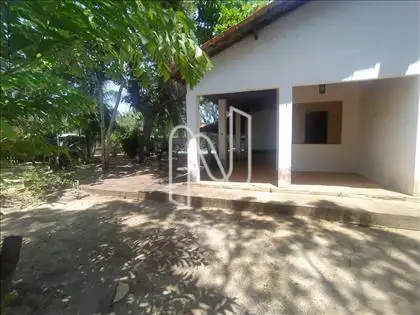   A casa fica na parte central do terreno