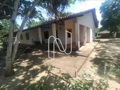  A casa fica na parte central do terreno