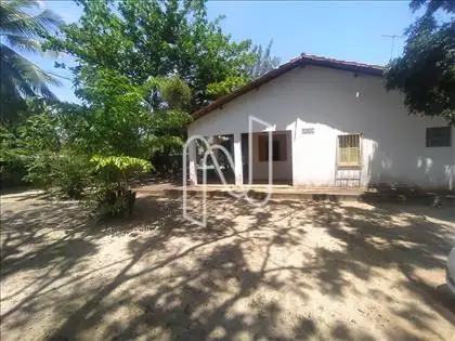   A casa fica na parte central do terreno