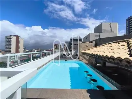 Piscina com Vista Livre da Cidade 