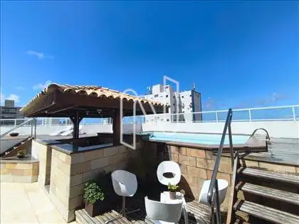 Piscina com Deck e Espaço Gourmet Integrado 