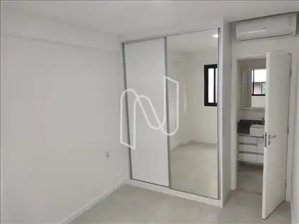 Quarto, armários planejados e ar condicionado