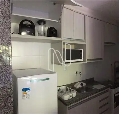 Cozinha com armários e utensílios