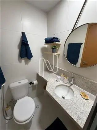 Banheiro Moderno com Bancada Ampla