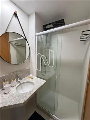 Banheiro com Box de Vidro e Chuveiro Moderno