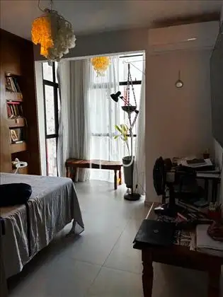 quarto com varanda integrada.