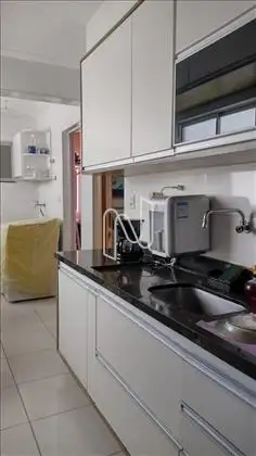 Cozinha Ampla com Armários / Área de Serviço 