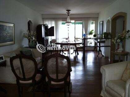 Sala com vista para uma das varandas