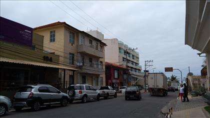 Rua e fachada do prédio