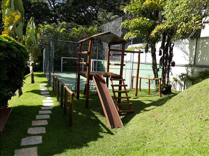 PARQUE INFANTIL E QUADRA POLIESPORTIVA