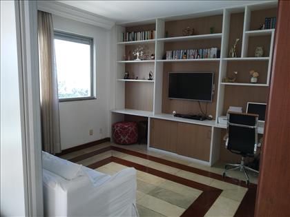 Quarto, transformado em sala de TV