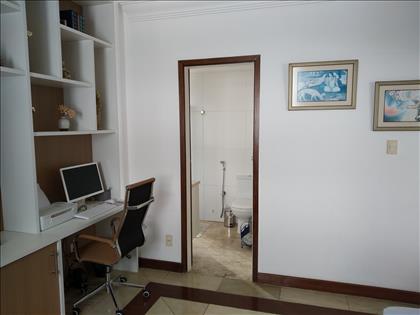 Quarto, transformado em sala de TV