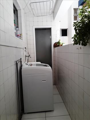 área de serviço com banheiro de serviço
