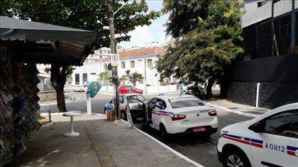 ponto de taxi próximo ao prédio