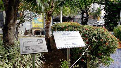 placa comemorativa da praça no entorno