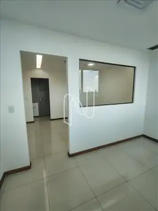 sala com divisória. 